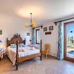 Lolivar Canaves By Vintage Travel